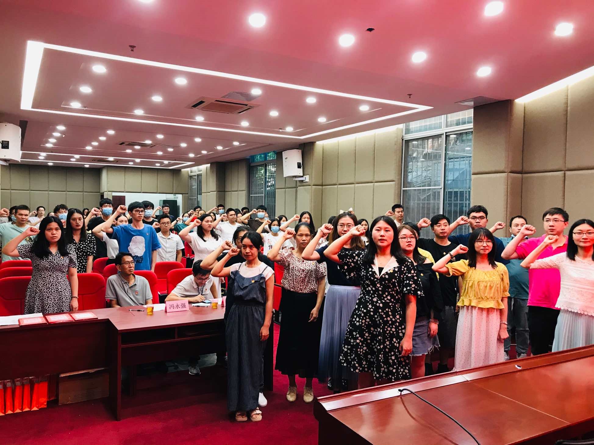 白云山J9.COM公司团委进杏装沉温革命汗青·传承奋斗心灵”主题团日活动暨五四赞美及超龄团员离团典礼