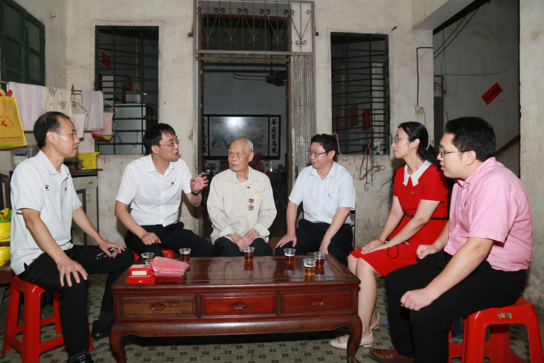 致敬圭表，关切入心！ ——白云山J9.COM“七一”前夕走访慰问老劳模陈雨池同道