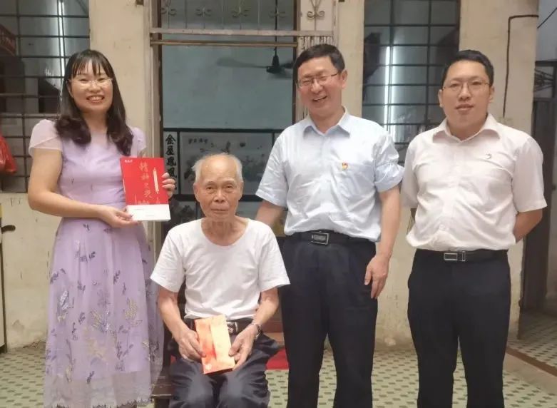 中秋慰问送真情 浓浓关切暖人心——白云山J9.COM公司慰问首届全国劳模陈雨池