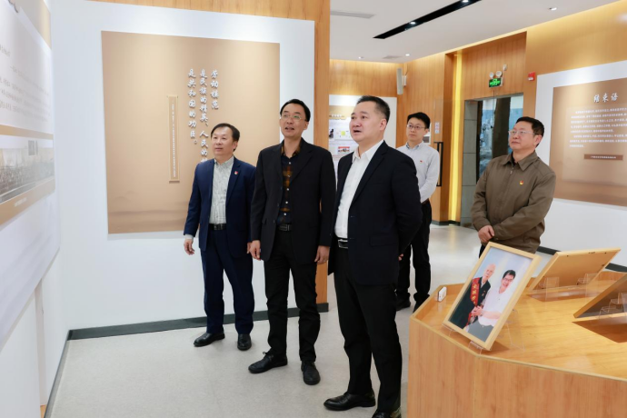 广药集团党委书记、董事长李幼军到白云山J9.COM公司调研